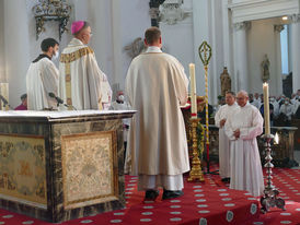 Diakonenweihe im Fuldaer Dom (Foto: Karl-Franz Thiede)